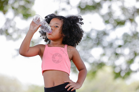 锻炼后喝水的小女孩图片