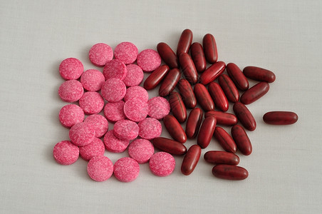 粉色的瘾药丸棕胶囊和粉色药片图片
