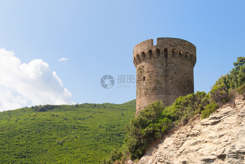 之间Corsica的热那亚塔是在1530年至62期间建造的一系列海岸防御统沿海热那亚人图片