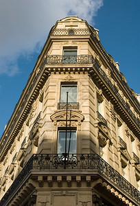 法国巴黎塞纳河附近的一座巴黎公寓楼法国巴黎Seine河附近欧洲的建筑老背景图片