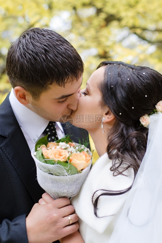 婚礼上拥吻的新郎新娘图片