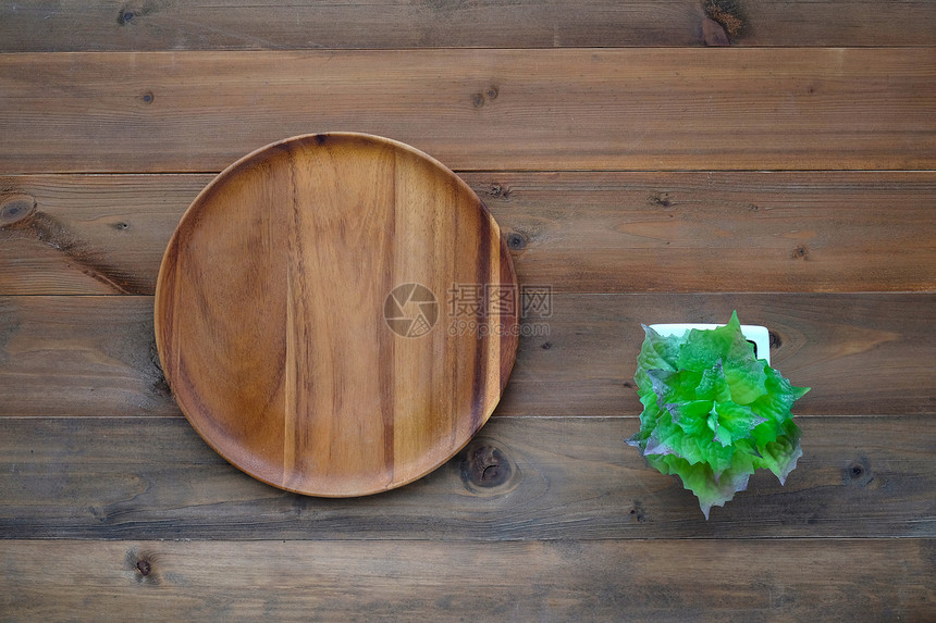 盘子桌背景上的空木板和小树盆食品显示相配平铺顶楼木制的厨房图片
