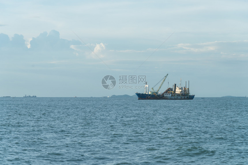 蓝天云层背景的海上油轮船储量航海的力一种图片