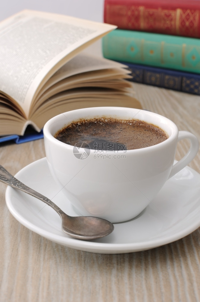 乐趣黑色的桌子在一本公开书的背景之下桌上放着一杯咖啡香味黑图片
