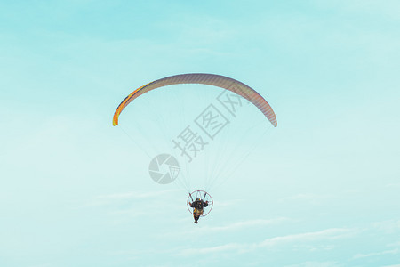 旅行翅膀在蓝天空中飞行的滑翔伞航班图片