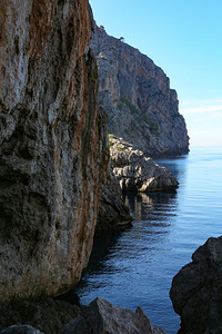 深渊在黑暗峡谷的蓝海中悬崖深处山坡明亮的图片