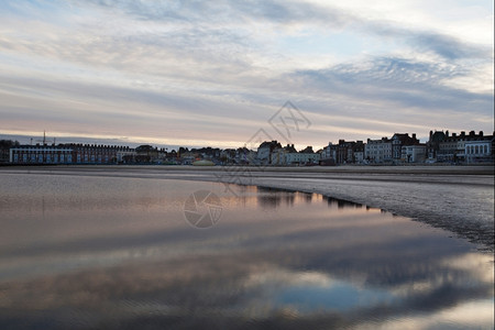 海滨英语岸日落在多赛的海滩上图片