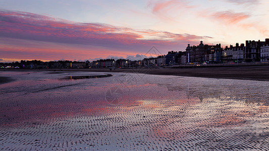 日落在多赛的海滩上韦茅斯超过欧洲图片