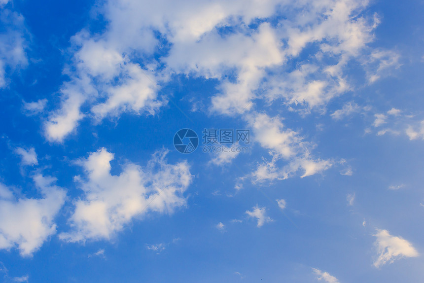 天堂美丽有云背景的蓝天空高图片