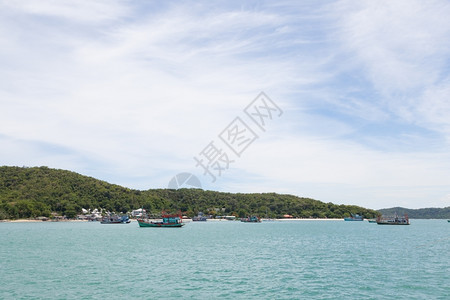 丰富多彩的亚洲小渔船在靠近岸边海域停泊小鱼渔船捕捞的渔船岛图片
