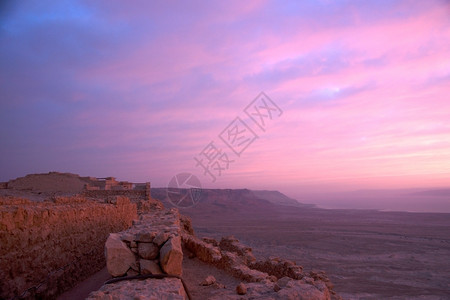 自然以色列Judean沙漠旅游业的马萨达堡垒和死海日出结石远足图片