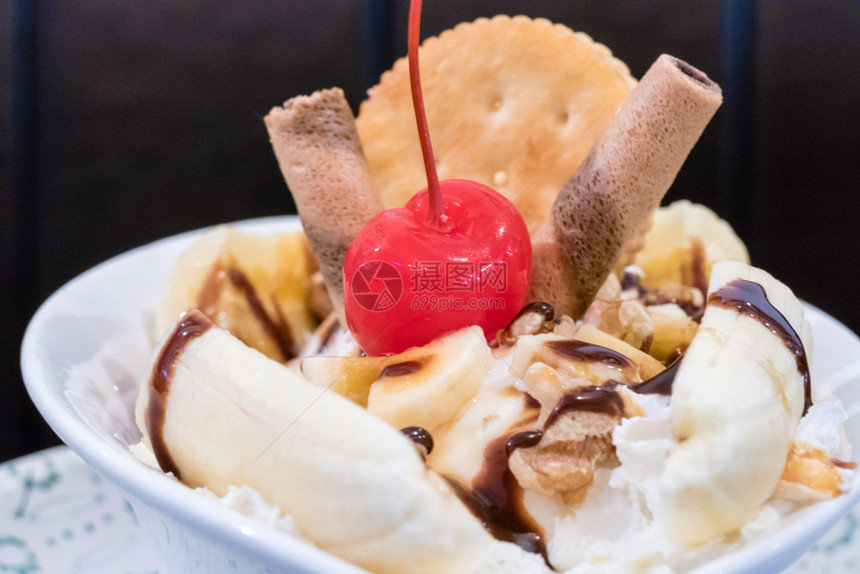 盘子冰淇淋圣代香蕉和樱桃甜点在碗里分图片