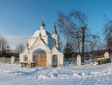 村庄伊凡诺沃地区Komsomolsky区Marshovo村在寒冬阳光明媚的一天白雪基督圣面白色的入口背景图片