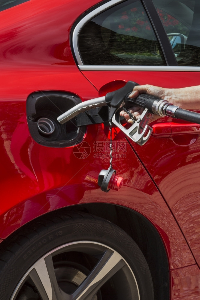 馏出物喷嘴泵气装满柴油或石的汽车燃料箱红色的图片