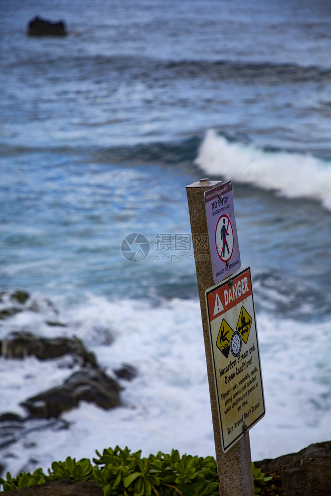 桌子警告在海岸上悬崖的陡峭边缘处加示警特点风险图片