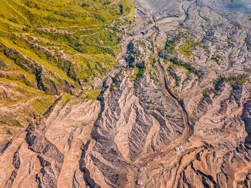 印度尼西亚爪哇岛通向活火山Bromo空中观光的卡路德拉之许多旅游者登上通向火山空中观的轨迹游客风景优美岩石图片