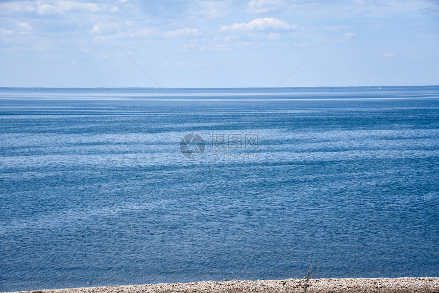 瑞典波罗的海夏季清蓝水景与平静蓝色水的海景季节宁静图片