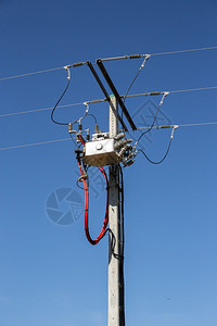 生锈的行业塔蓝色天空上高压变器的电流波线图片