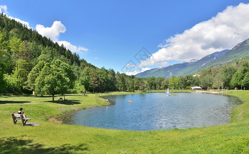 一种做事在法国阿尔卑斯山湖的塔伦特埃塞山谷的一个休闲公园中在法国阿尔卑斯山脉的塔伦特西谷一个休闲公园中一个美丽的湖泊景象爬坡道图片