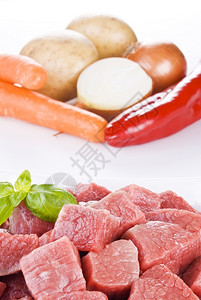 近距离的牛肉和蔬菜在白色背景上加蔬菜蛋白质胡椒生的图片