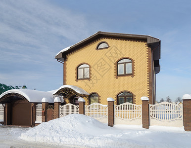 现代两层的郊区黄砖房车库阳光明媚的冬季日天家窗户图片