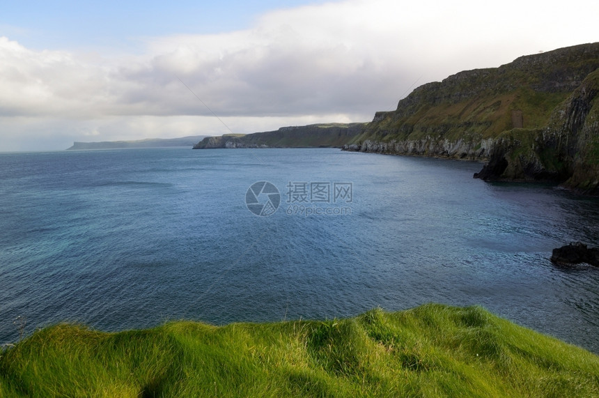 蓝色的从北爱尔兰Carrickarede岛观测海洋草岸图片