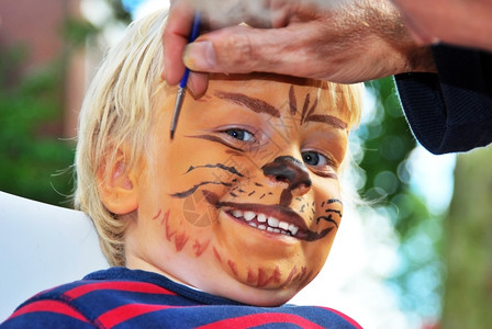 绘画看一个小孩的脸被一个化妆的精液塑造成像一只凶猛的狮子制作图片