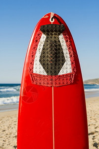 沙滩上的红色冲浪板图片