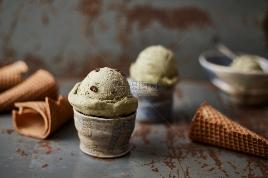 抹茶冰淇淋甜筒图片