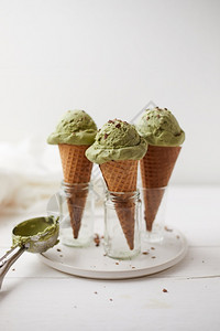 抹茶冰淇淋甜筒背景图片