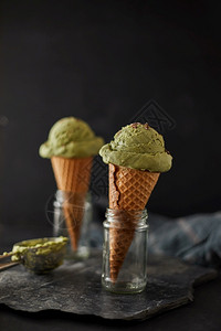 抹茶冰淇淋甜筒图片