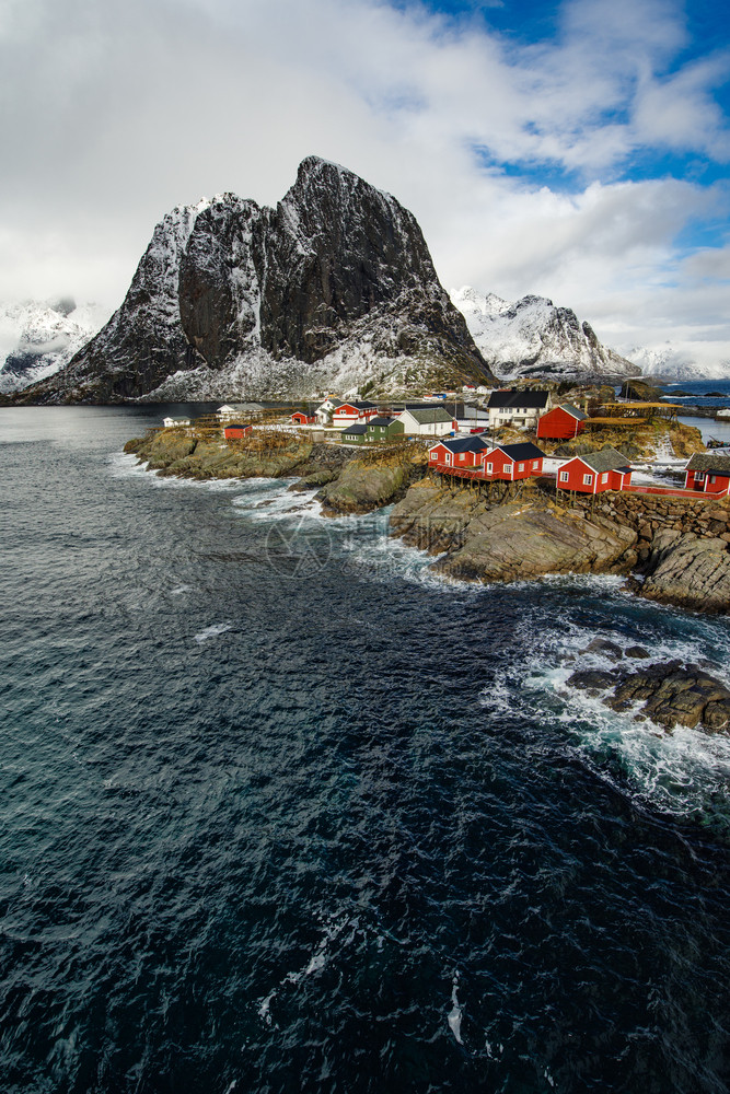 红色的岛屿斯堪纳维亚著名旅游景点挪威洛福滕群岛哈姆诺伊渔村冬季有红罗布的喇叭屋图片