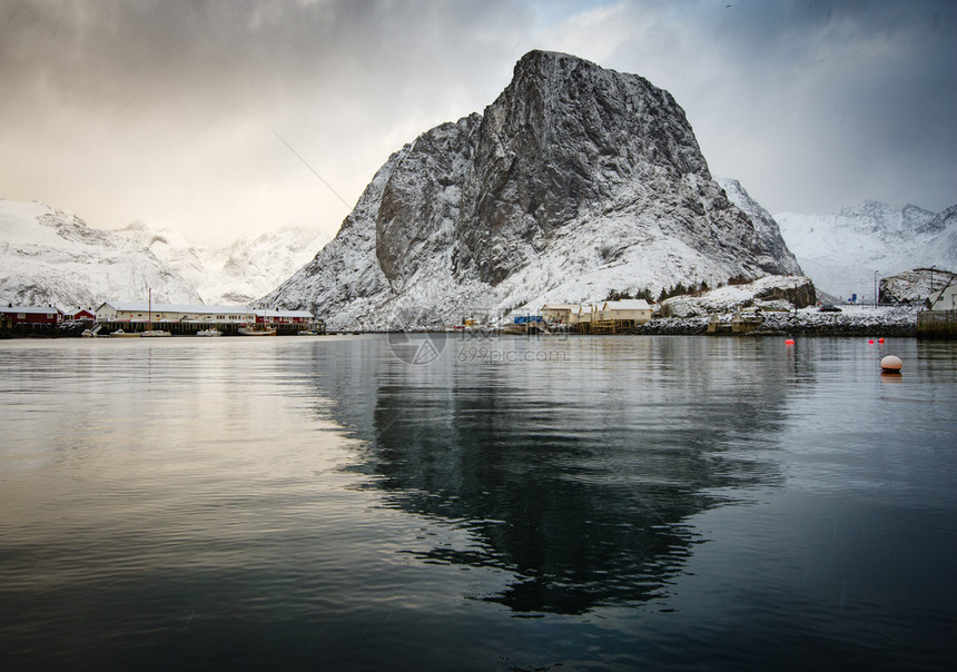 水冬天山著名的旅游景点挪威洛福滕群岛哈姆诺伊渔村冬季有罗布人住房图片