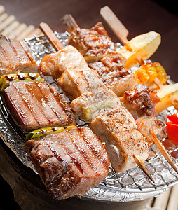 日本肉类切片菜Kebab准备好的猪肉串图片