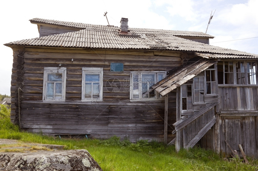 Kovda夏季景观村的办公楼后大视窗屋邮政图片