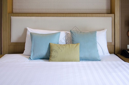 家放松卧室内床垫装饰的枕头白色图片