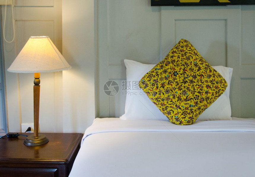卧室内床垫装饰的枕头放松内部的织物图片