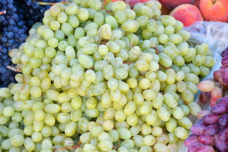 在集市出售新鲜的和成熟葡萄食物藤市场图片