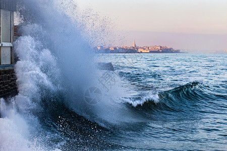 海边拍打起的巨浪高清图片