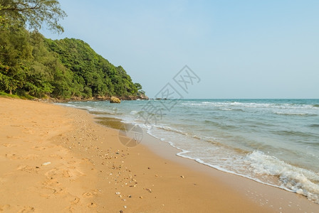 热带红沙滩户外海浪结石背景图片