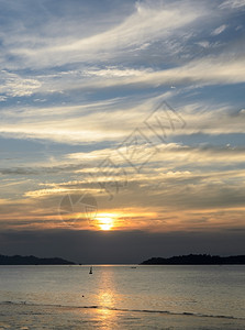 自然黄昏太阳泰国拉农安达曼海美丽的日落天空图片