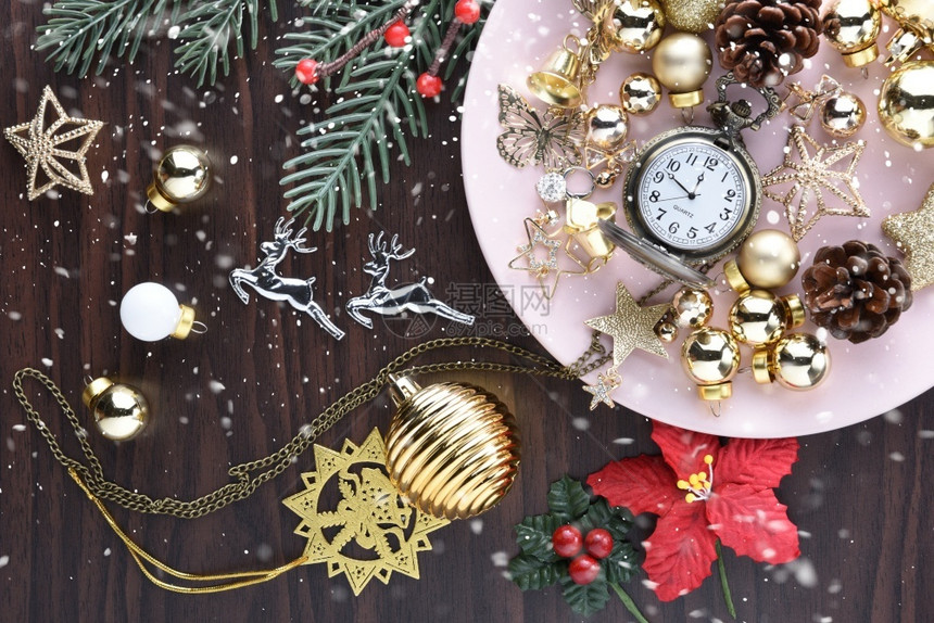 丝带白色的圣诞节和新年概念庆祝球和其他装饰品圣诞节和新年概念庆祝球和其他装饰品金的图片