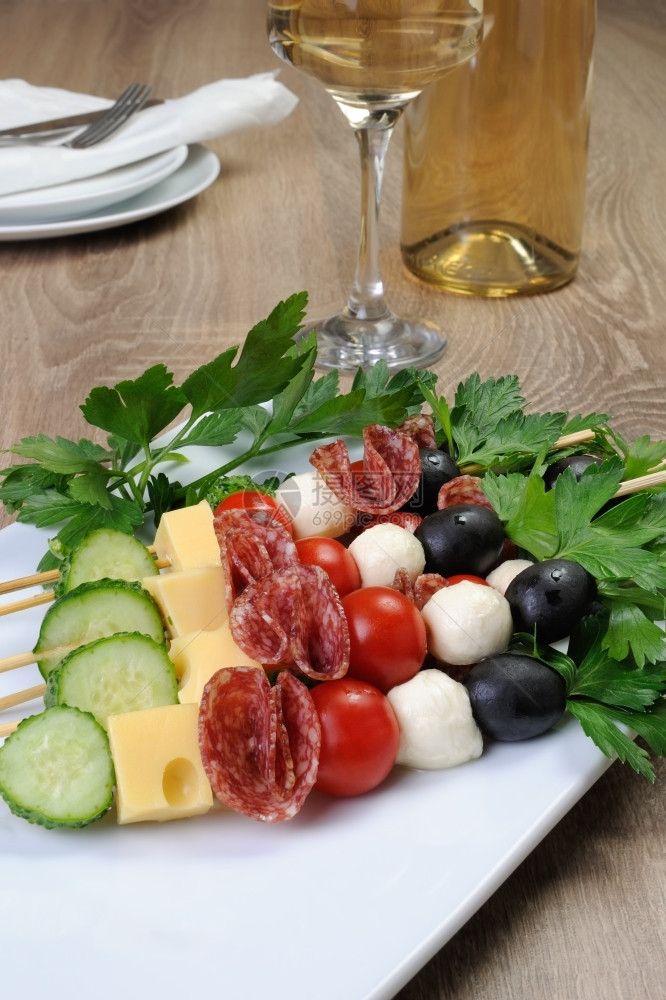 点心开胃沙拉辣椒橄榄樱桃西红柿黄瓜和芝士葡萄酒图片