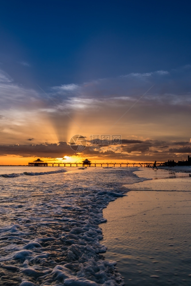 水环境蓝色的美利坚合众国佛罗里达州埃斯特岛的密尔堡海滩岸上美丽的日光下落美景照耀着国佛罗里达州埃斯特岛图片