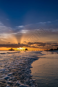 波特罗海滩日落海洋旅行美利坚合众国佛罗里达州埃斯特岛的密尔堡海滩岸上美丽的日光下落美景照耀着国佛罗里达州埃斯特岛背景