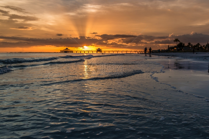 旅行美利坚合众国佛罗里达州埃斯特岛的密尔堡海滩岸上美丽的日光下落美景照耀着国佛罗里达州埃斯特岛迈尔县图片