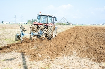 季节天竺葵纳达林农业工作拖拉机耕种碎块田地图片