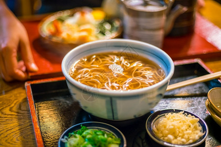 传统的京都风格日本餐馆的面条沙巴汤一种食物图片