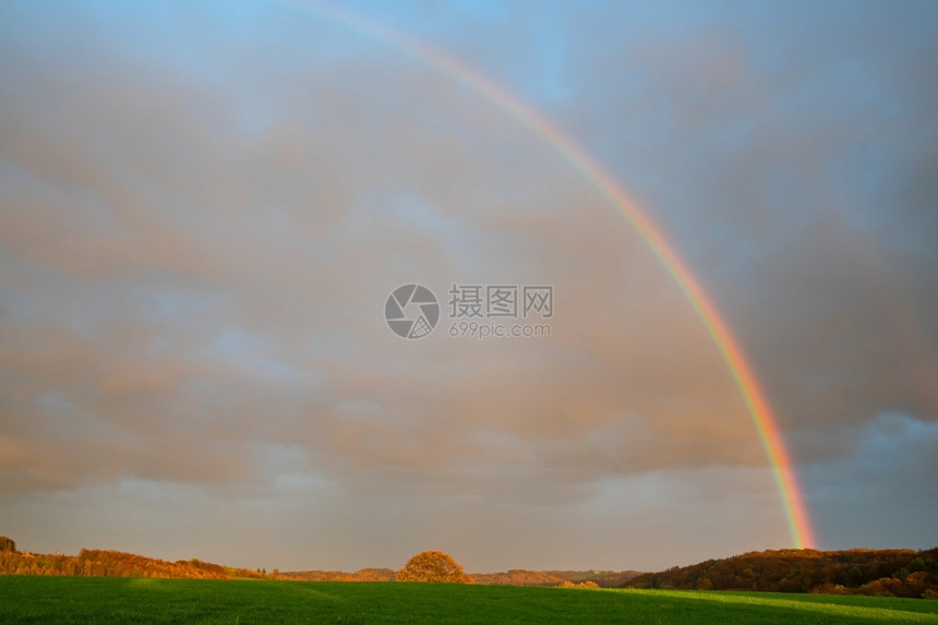 夜色风景有彩虹和云黄昏自然美丽图片