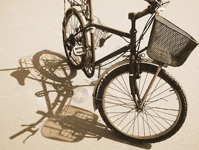 颜色旧自行车在白天阳光下反射沙面单色越南的图片